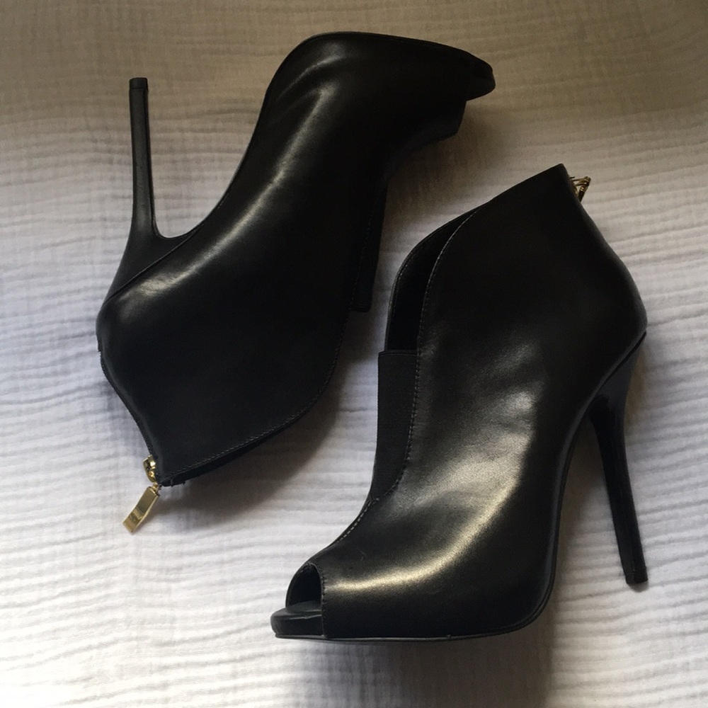 EUC Guess leather stiletto booties.  Size 8